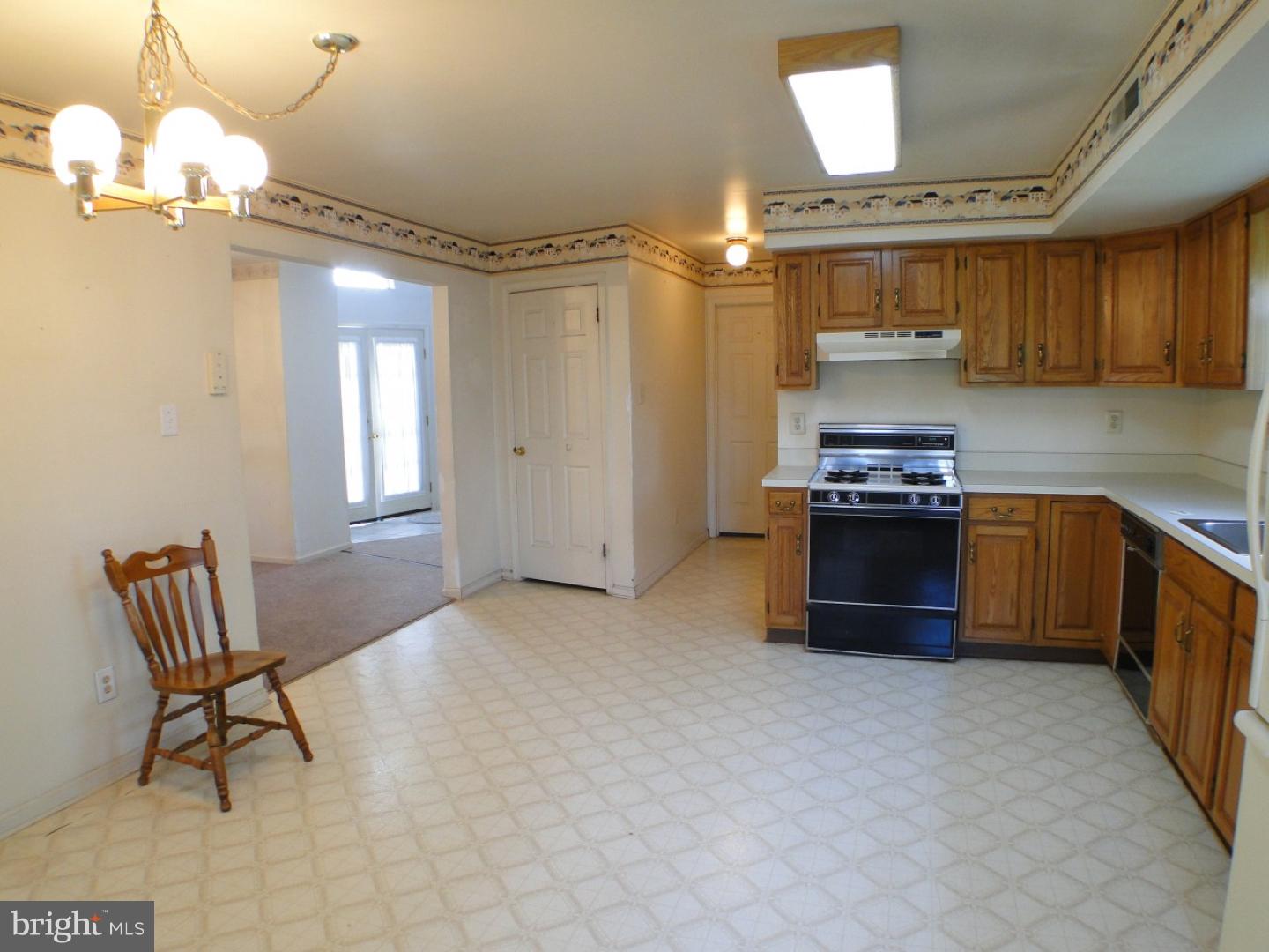 10952 Knights Road Philadelphia, PA 19154 - Photo 9 of 25 Kitchen