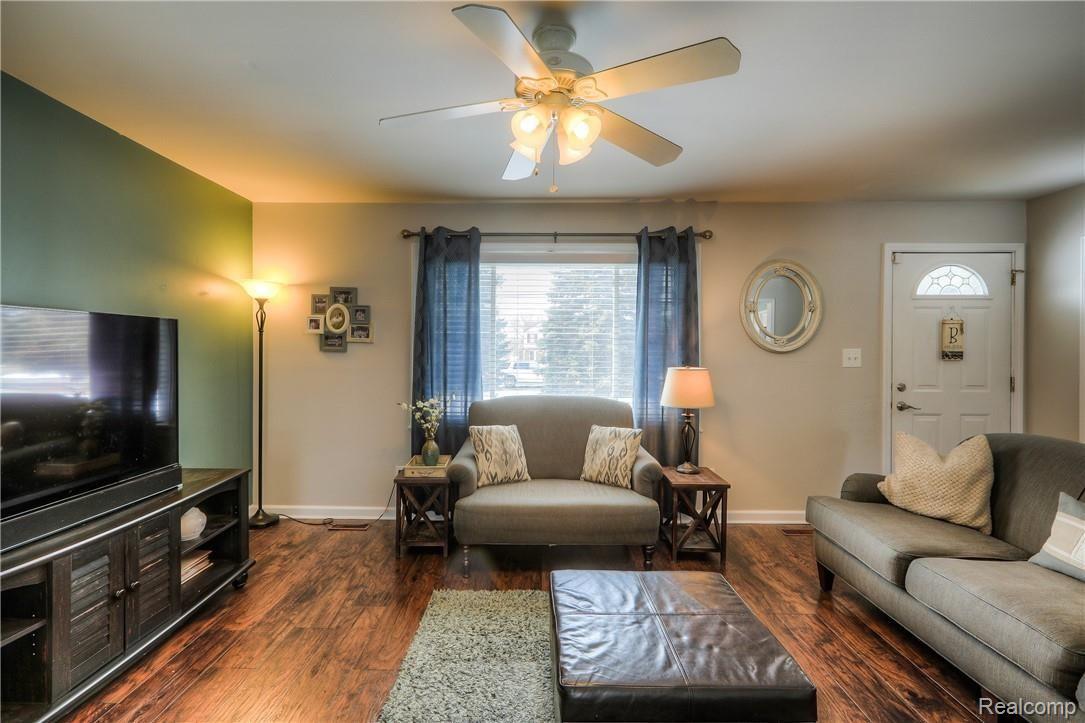29296 Martindale Road New Hudson, MI 48165 - Photo 6 of 28 -29.jpg