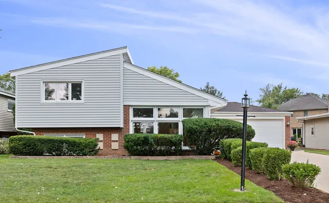 $490,000 | 9400 Octavia Avenue, Morton Grove, IL 60053