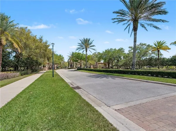 $995,000 | 5621 Southwest Longspur Lane, Palm City, FL 34990