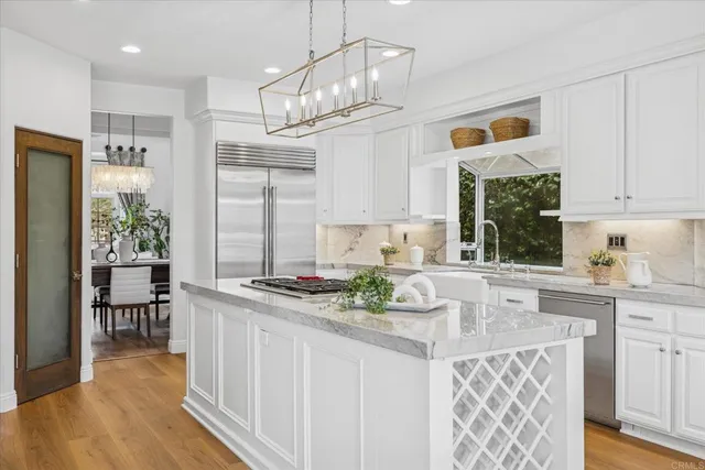 a view of entryway with livingroom