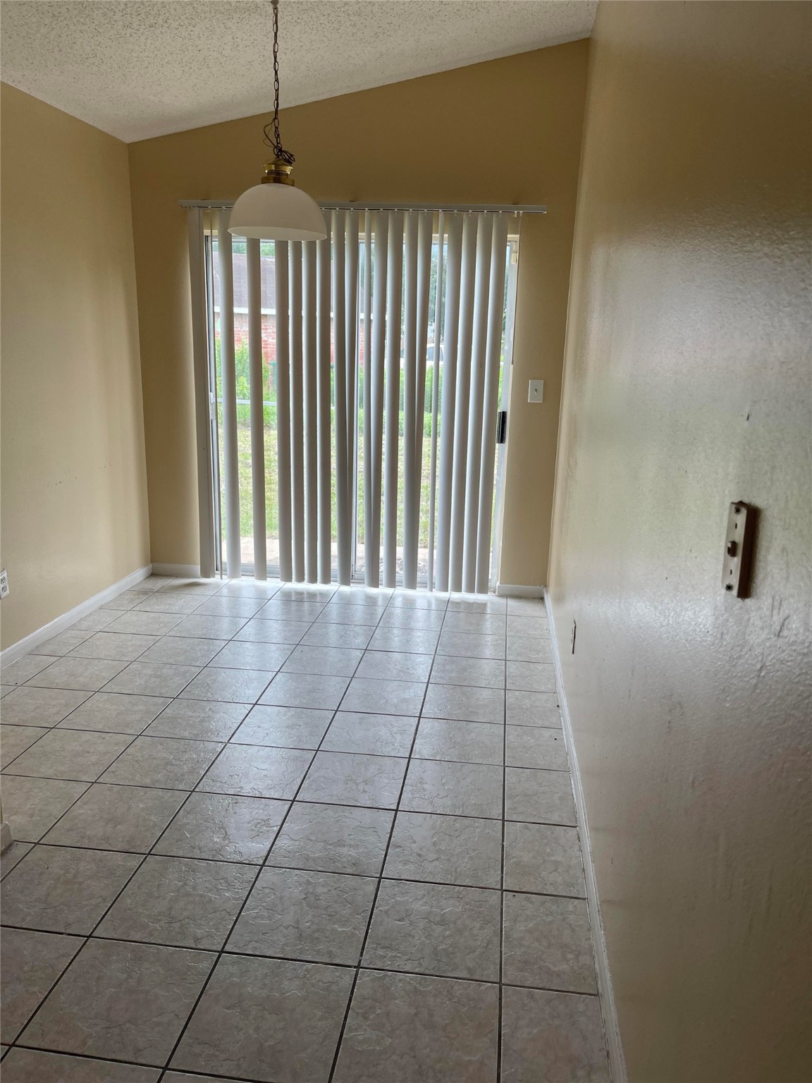 4647 Croker Ridge Road Houston, TX 77053 - Photo 4 of 6 a view of a hallway with windows
