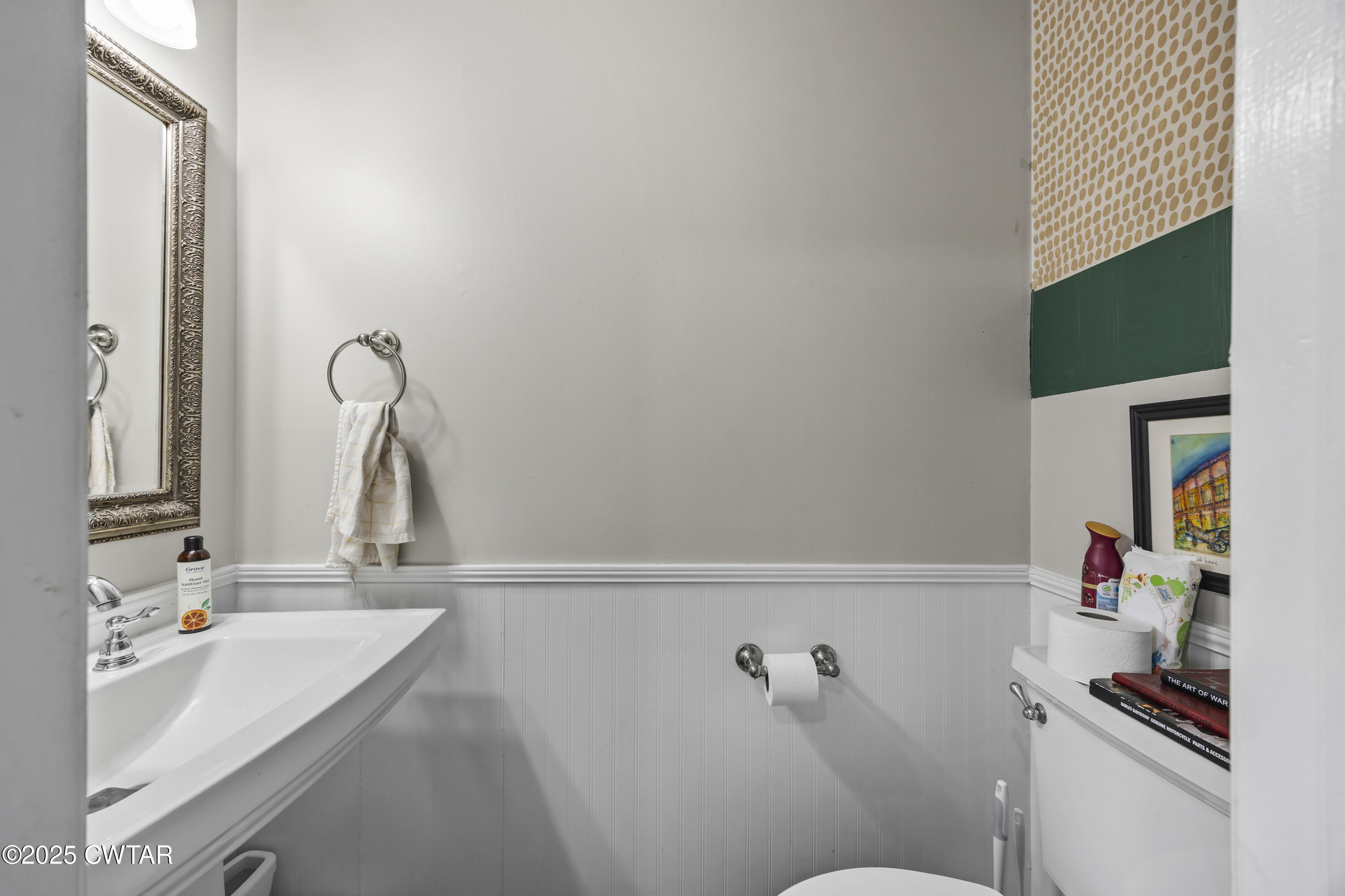 645 Walker Road Jackson, TN 38305 - Photo 10 of 16 a bathroom with a sink and a toilet