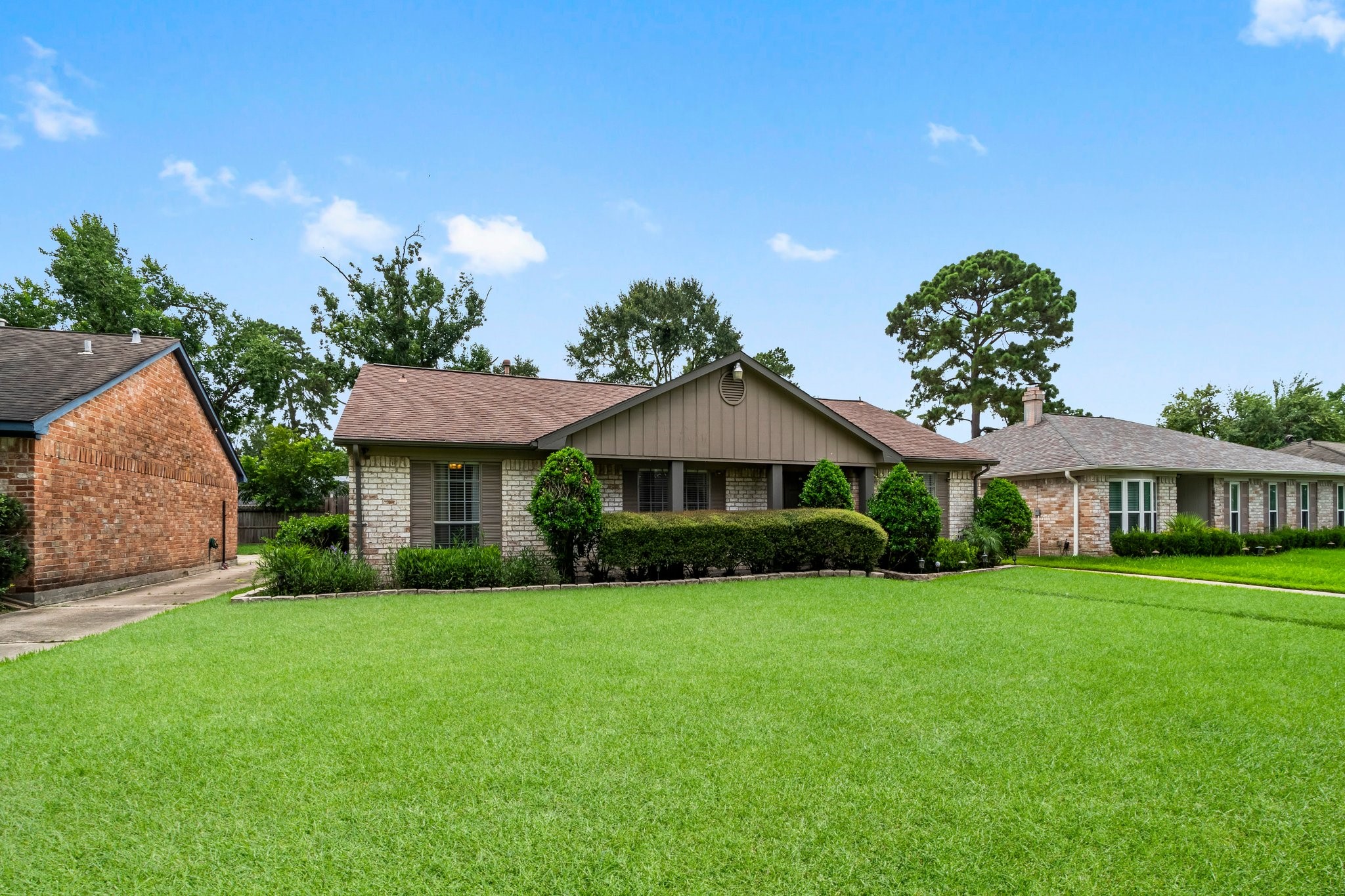 17610 Crestline Road Humble, TX 77396 - Photo 2 of 36 a front view of a house with a garden