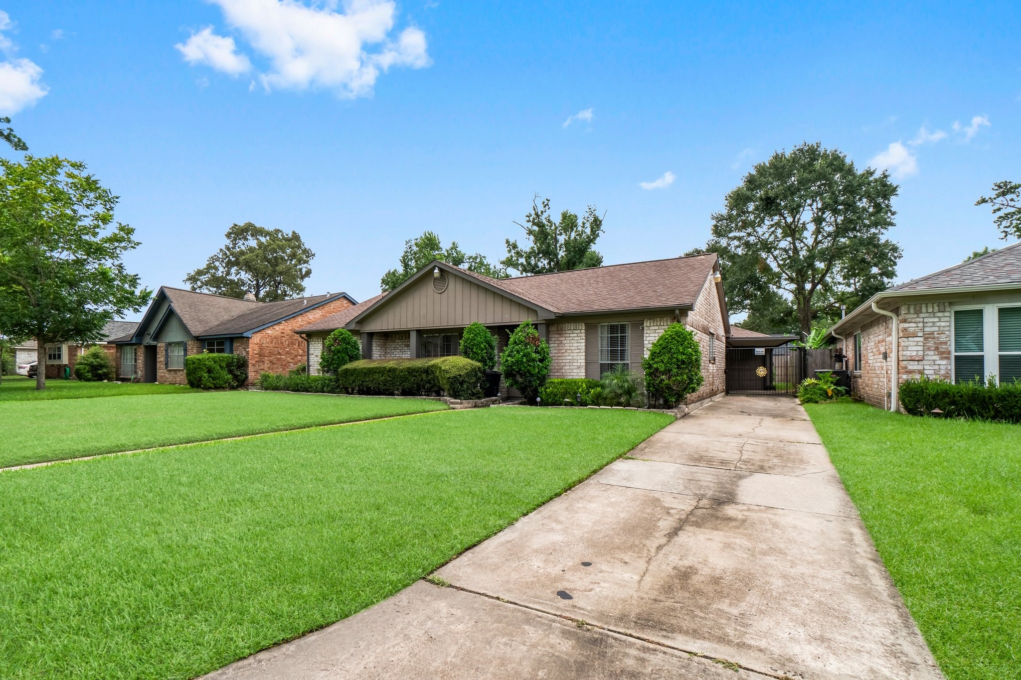 17610 Crestline Road Humble, TX 77396 - Photo 3 of 36 a front view of a house with garden