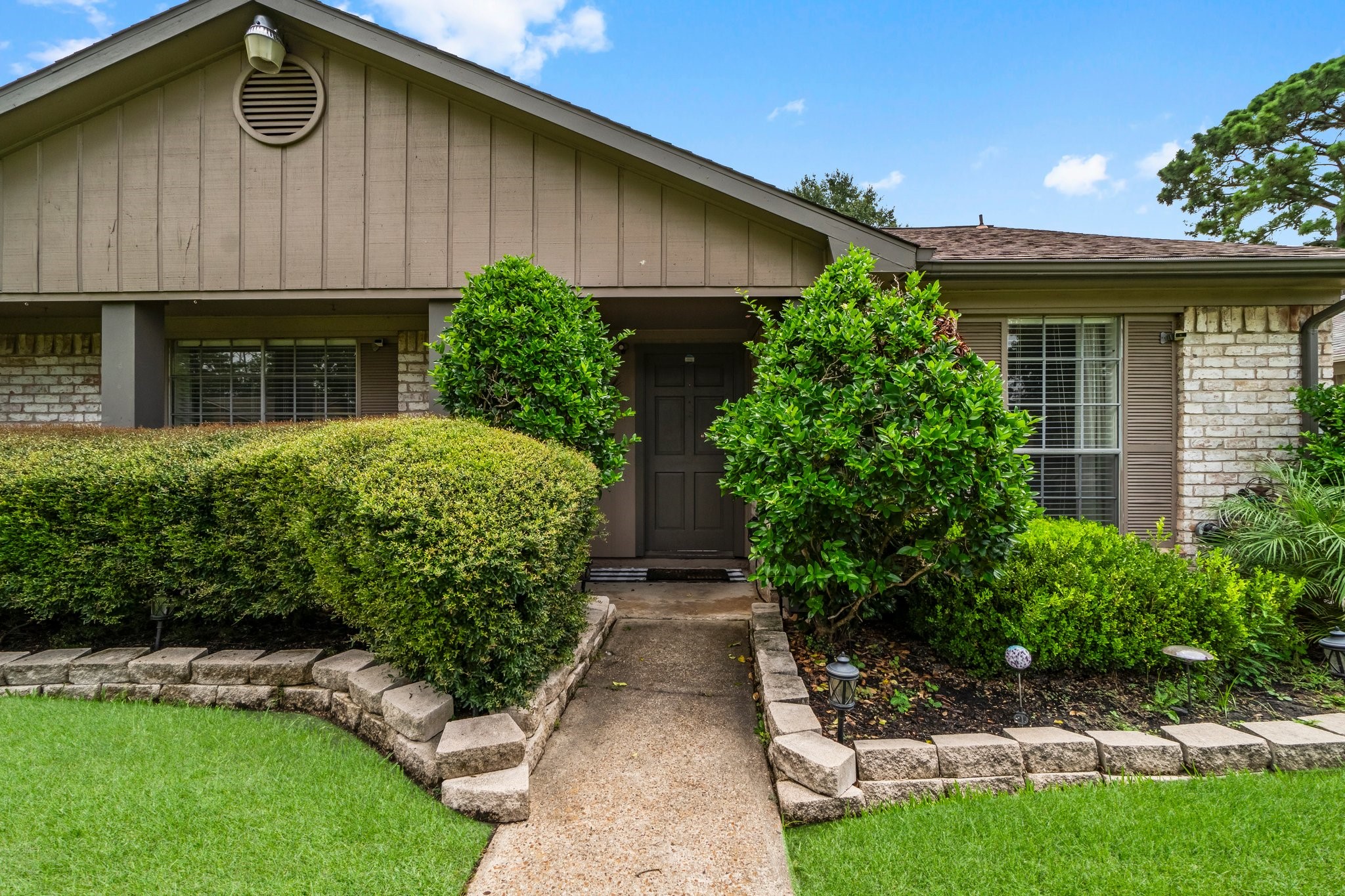 17610 Crestline Road Humble, TX 77396 - Photo 4 of 36 a front view of house with yard and green space