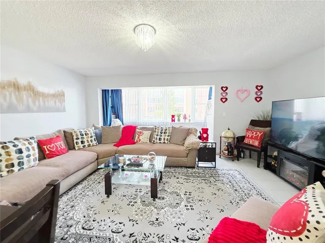 $189,000 | 6960 20th Avenue North, Unit 302, St. Petersburg, FL 33710