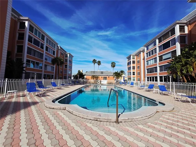 $189,000 | 6960 20th Avenue North, Unit 302, St. Petersburg, FL 33710