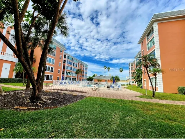 $189,000 | 6960 20th Avenue North, Unit 302, St. Petersburg, FL 33710