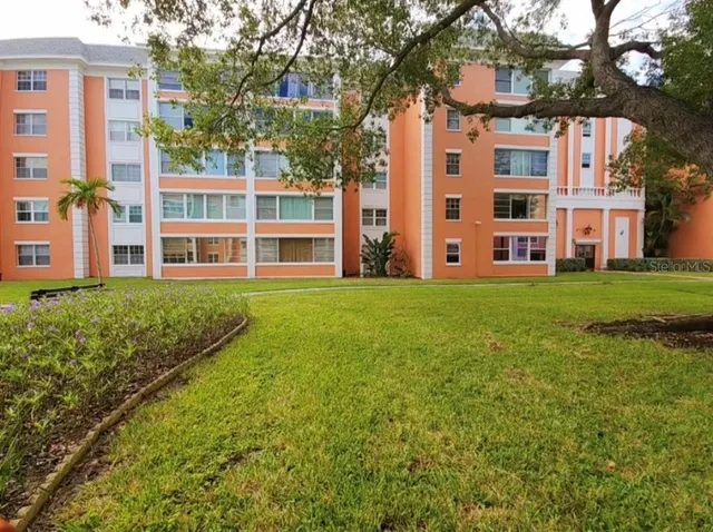 $189,000 | 6960 20th Avenue North, Unit 302, St. Petersburg, FL 33710
