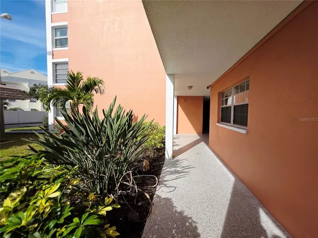 $189,000 | 6960 20th Avenue North, Unit 302, St. Petersburg, FL 33710