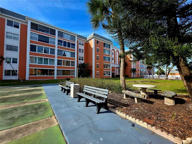 $189,000 | 6960 20th Avenue North, Unit 302, St. Petersburg, FL 33710