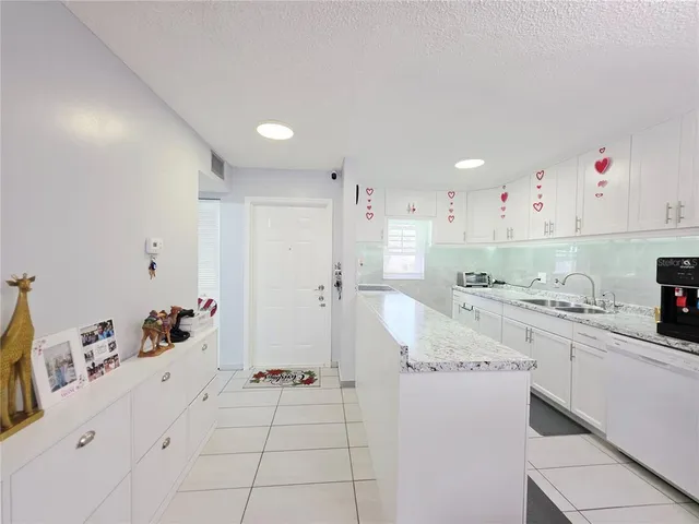 $189,000 | 6960 20th Avenue North, Unit 302, St. Petersburg, FL 33710