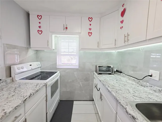 $189,000 | 6960 20th Avenue North, Unit 302, St. Petersburg, FL 33710