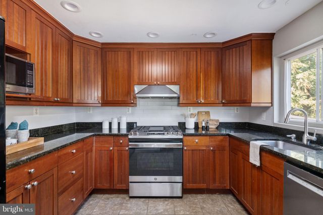 $975,000 | 2606 South Hayes Street, Arlington, VA 22202