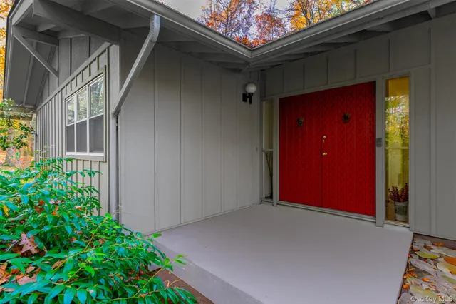 $899,000 | 11 Charnwood Drive, Montebello, NY 10901