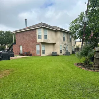 a view of a house with backyard