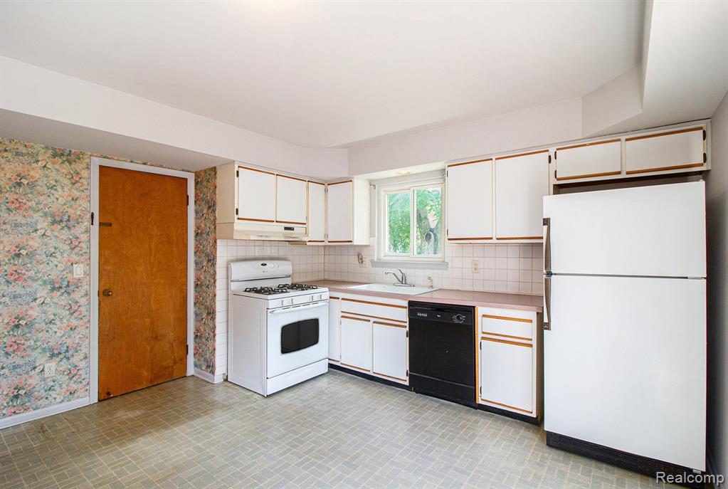 4910 Clarkston Road Clarkston, MI 48348 - Photo 5 of 33 Gallery Image 5