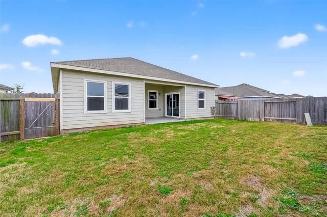 a view of a house with backyard