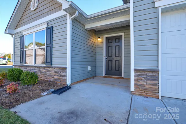 a view of a house with entryway and a garage