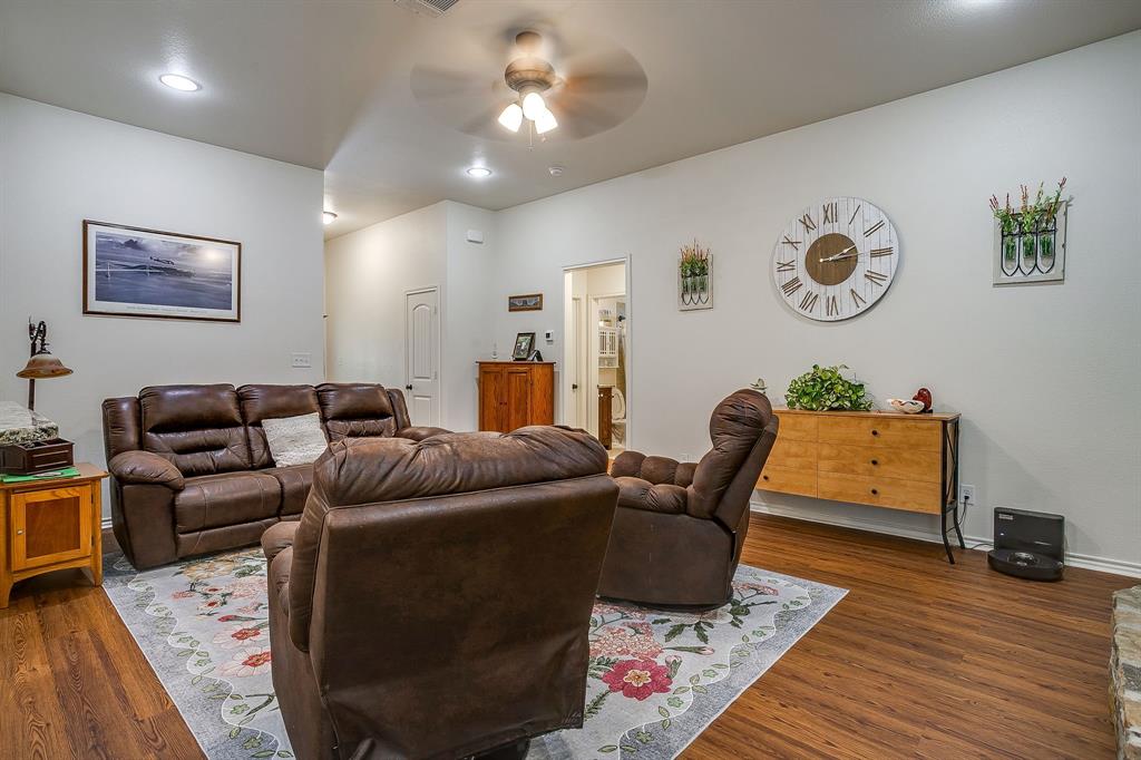 216 Lovers Path Drive Springtown, TX 76082 - Photo 4 of 31