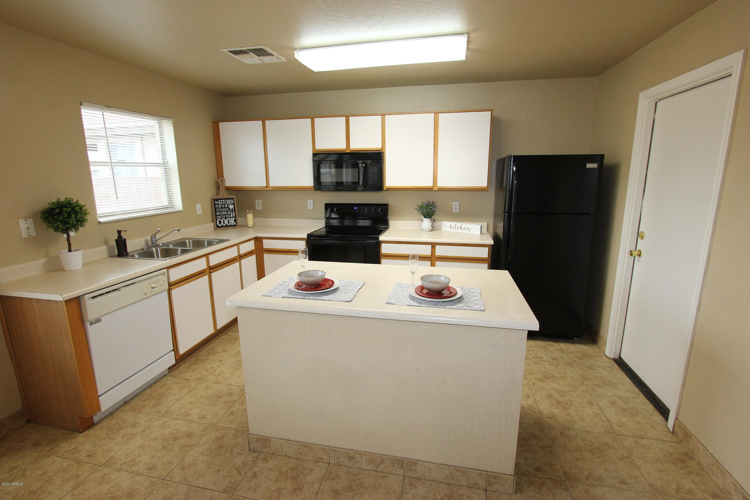 3125 West Fremont Rd. Phoenix, AZ 85041 - Photo 4 of 33 IMG_4171