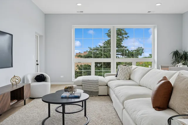 $560,000 | 5830 North Lincoln Avenue, Unit 2W, Chicago, IL 60659