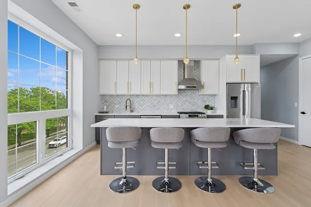 $560,000 | 5830 North Lincoln Avenue, Unit 2W, Chicago, IL 60659