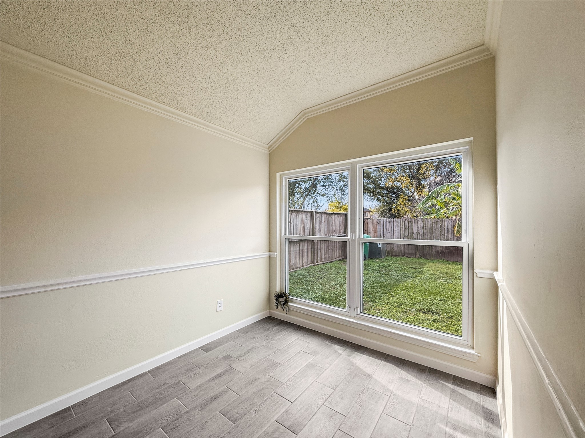 13635 Repa Lane Houston, TX 77014 - Photo 28 of 50 Welcome to the primary bedroom, which also has a nice nook for reading.
