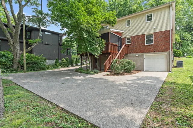 a view of yard with green space