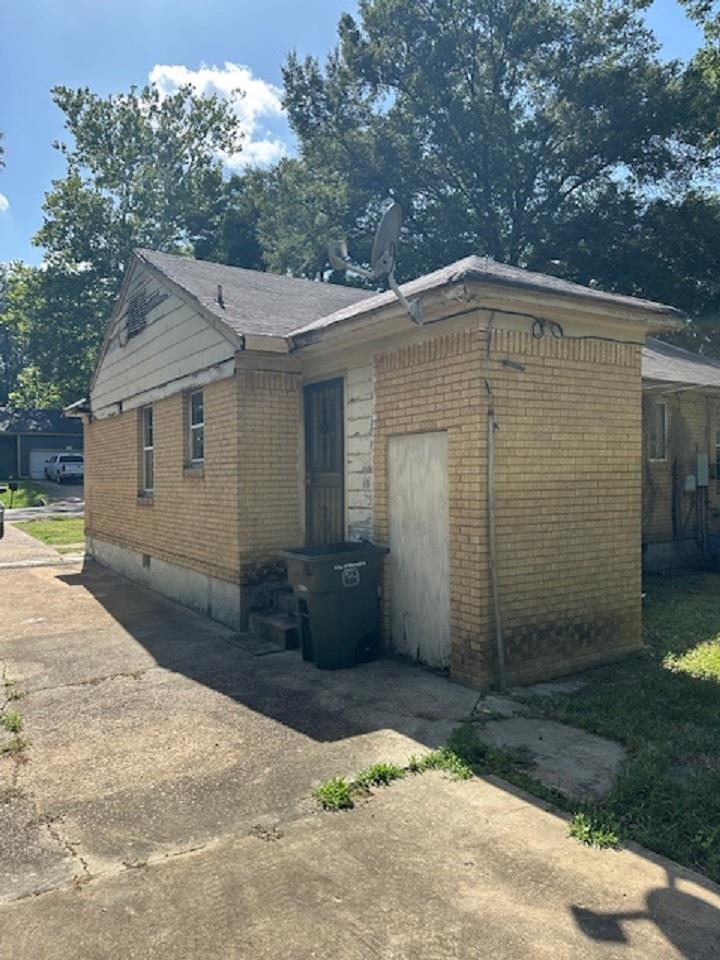 4094 Grantham Road Memphis, TN 38109 - Photo 5 of 13 a backyard of a house