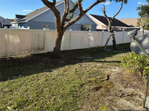 a view of a backyard