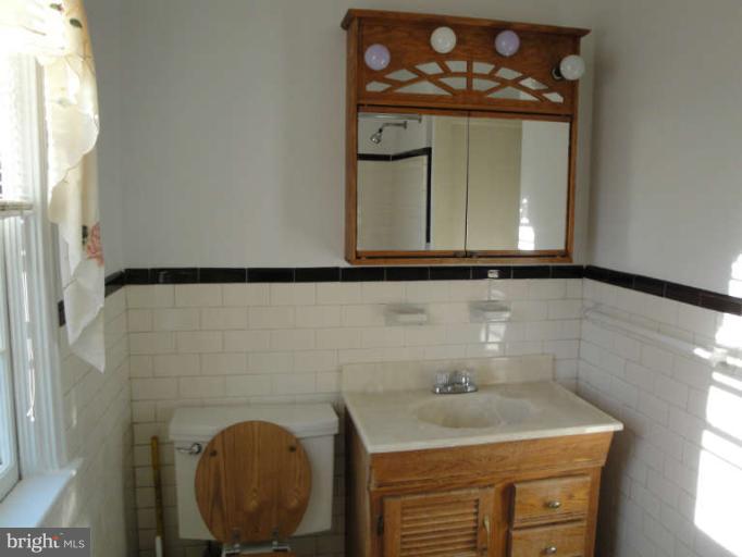 800 Olmstead Road Baltimore, MD 21208 - Photo 22 of 23 Bath With Ceramic Tile & Tub / Shower Combo
