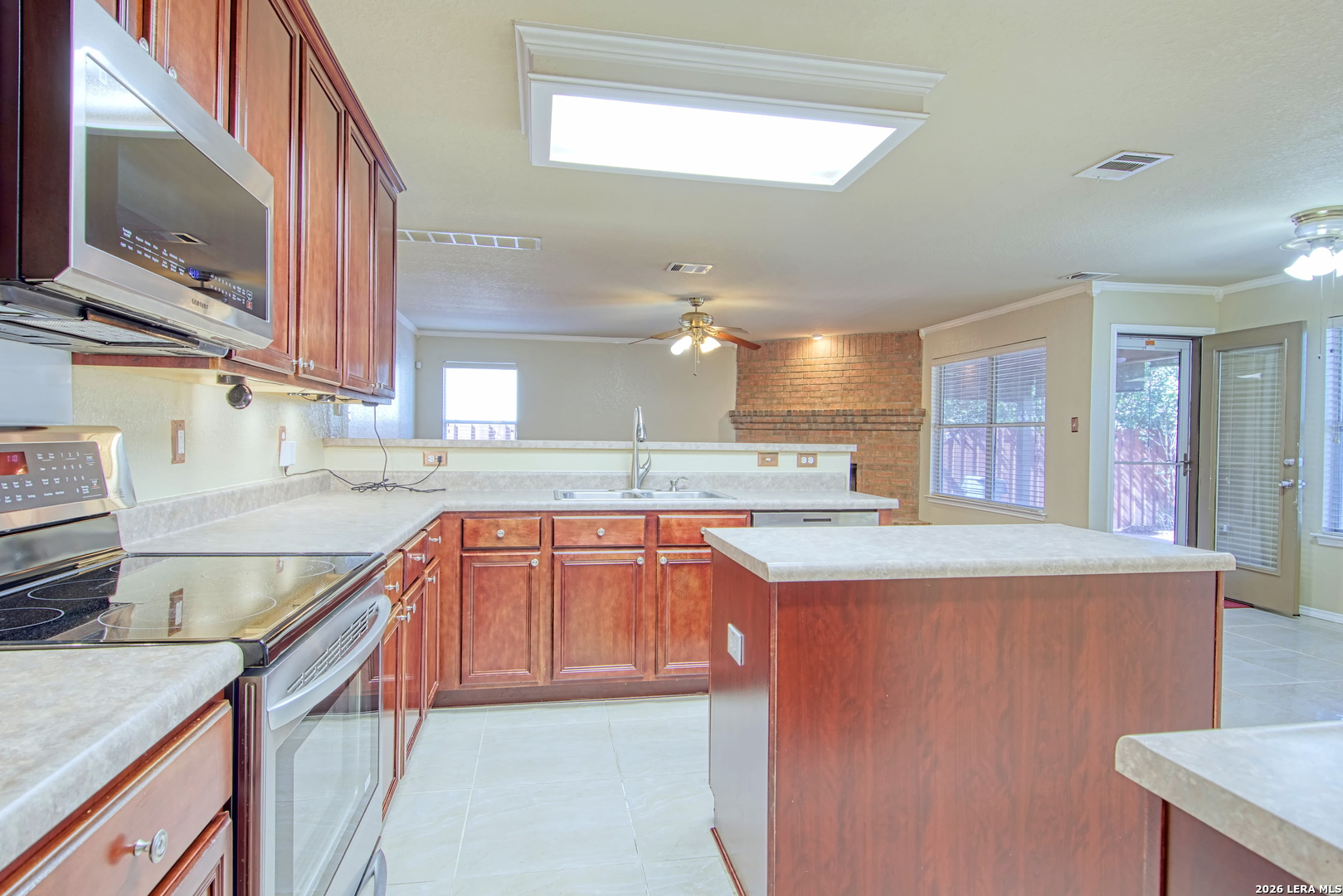 9008 Privilege Point Converse, TX 78109 - Photo 10 of 43