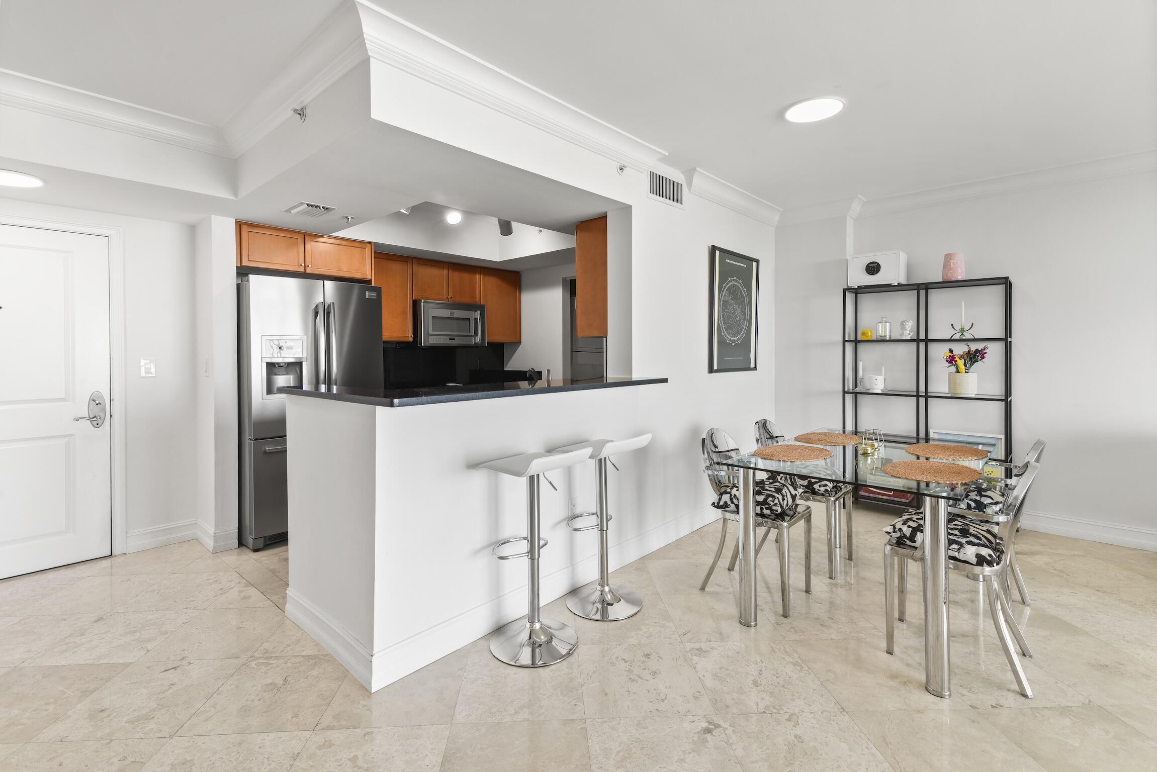 99 Southeast Mizner Boulevard, Unit 813 Boca Raton, FL 33432 - Photo 11 of 43 Open kitchen