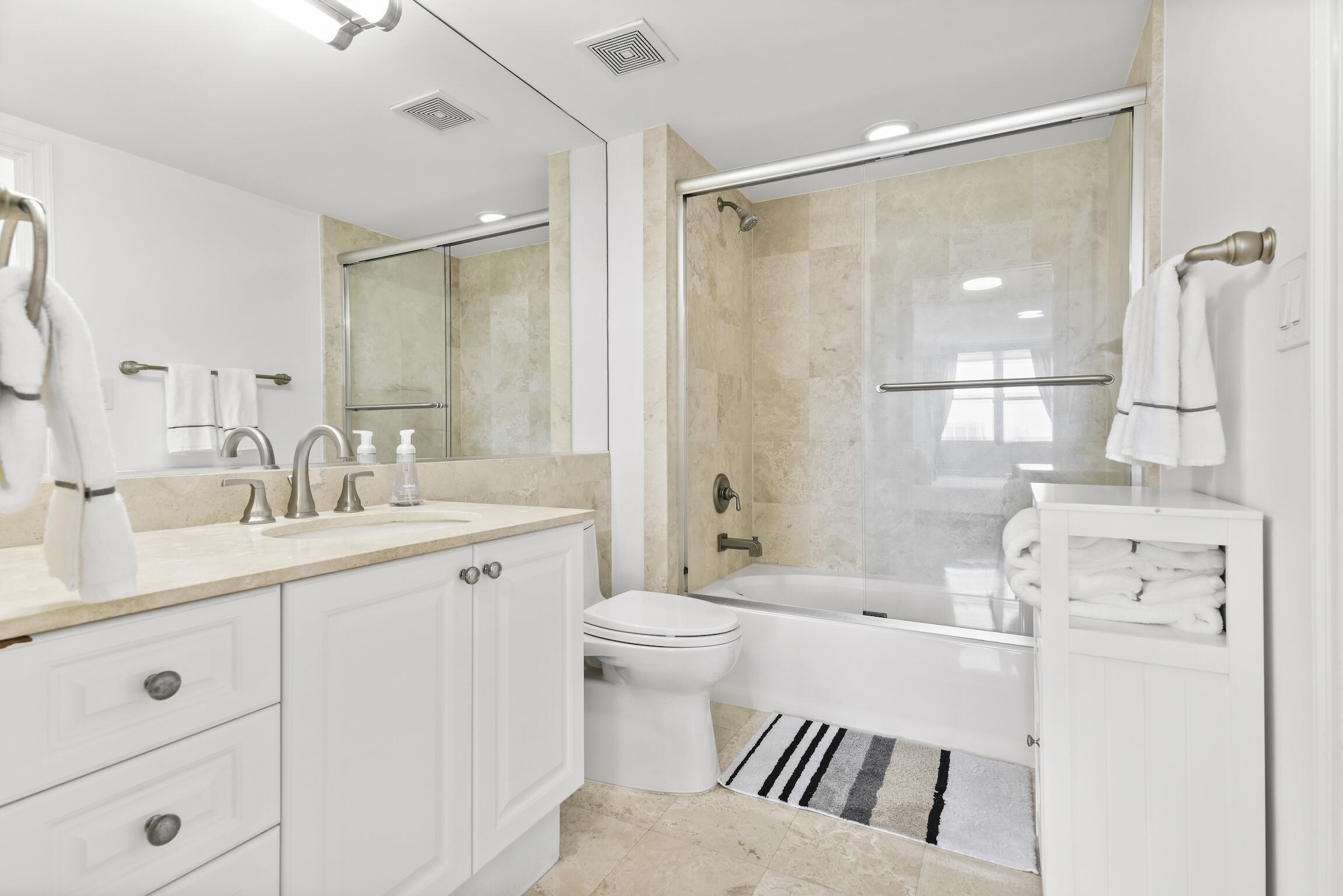 99 Southeast Mizner Boulevard, Unit 813 Boca Raton, FL 33432 - Photo 15 of 43 Bathroom