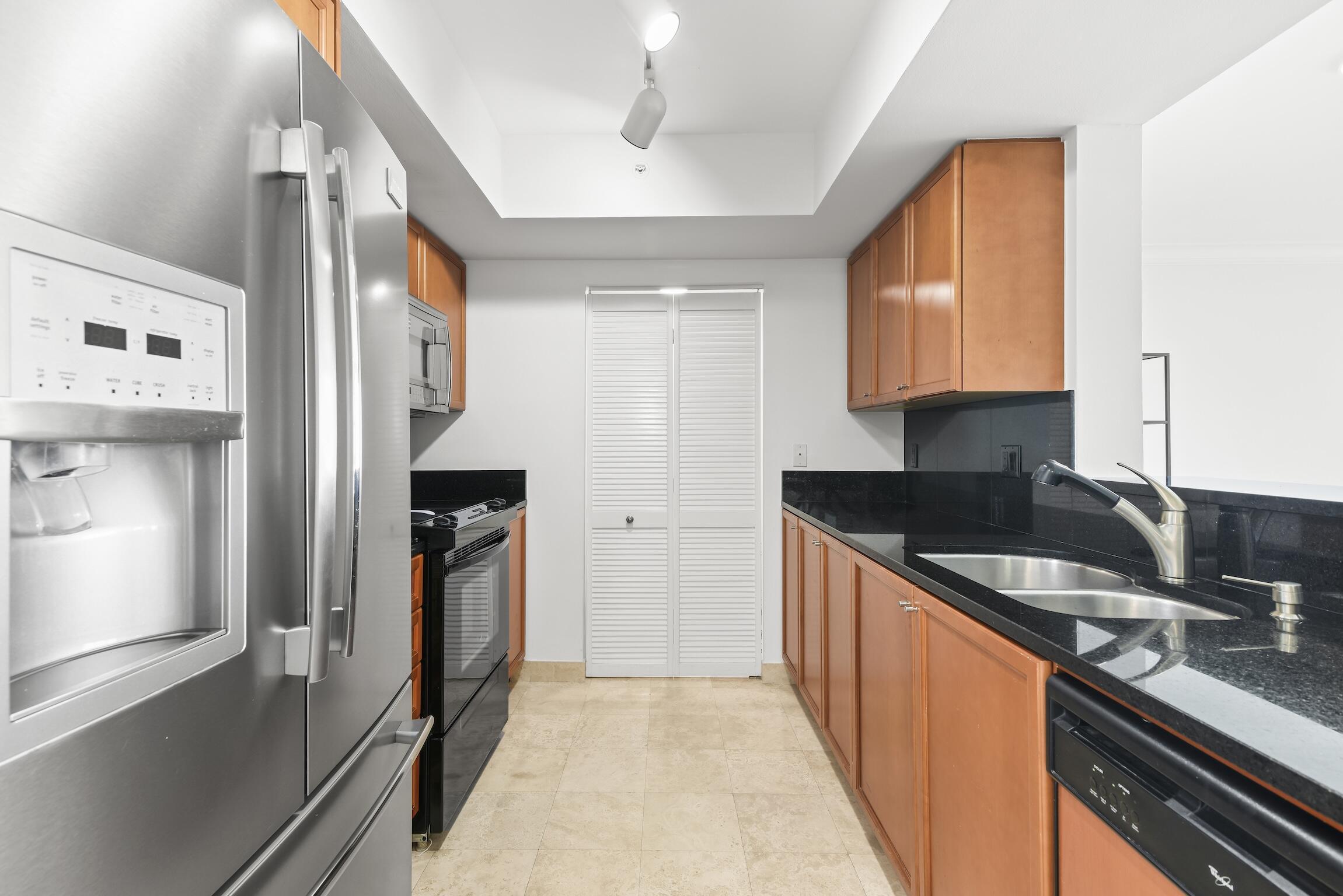 99 Southeast Mizner Boulevard, Unit 813 Boca Raton, FL 33432 - Photo 18 of 43 Kichen