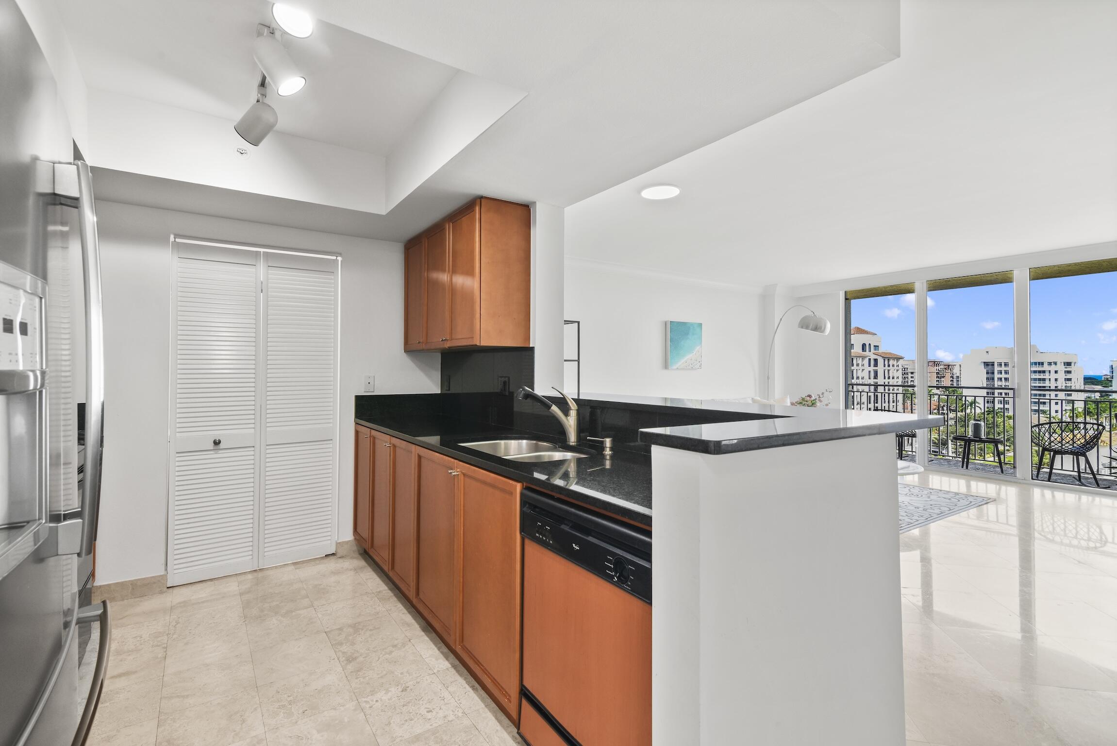 99 Southeast Mizner Boulevard, Unit 813 Boca Raton, FL 33432 - Photo 19 of 43 Kitchen