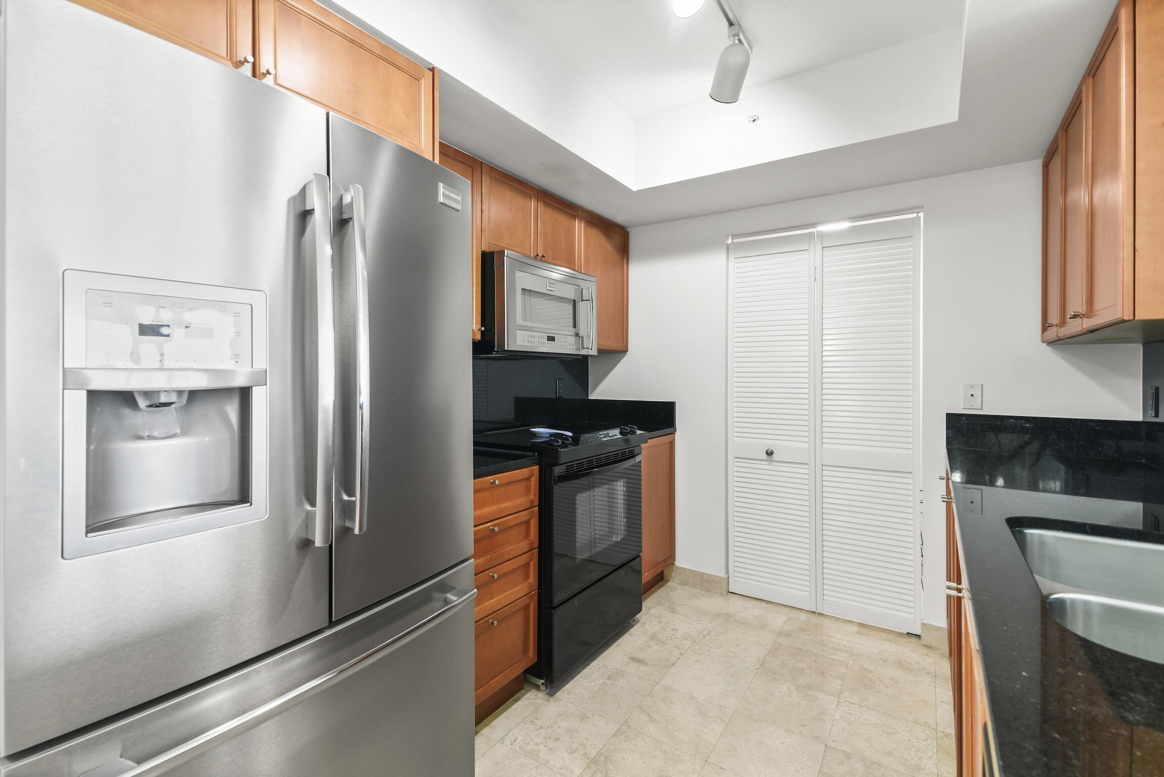 99 Southeast Mizner Boulevard, Unit 813 Boca Raton, FL 33432 - Photo 20 of 43 Kitchen