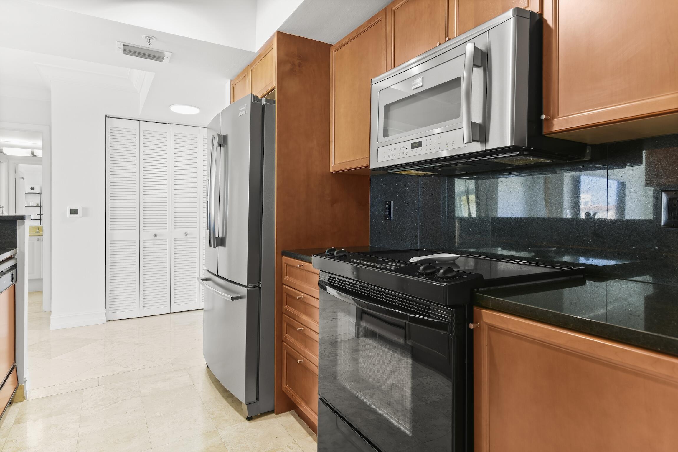 99 Southeast Mizner Boulevard, Unit 813 Boca Raton, FL 33432 - Photo 21 of 43 Kitchen