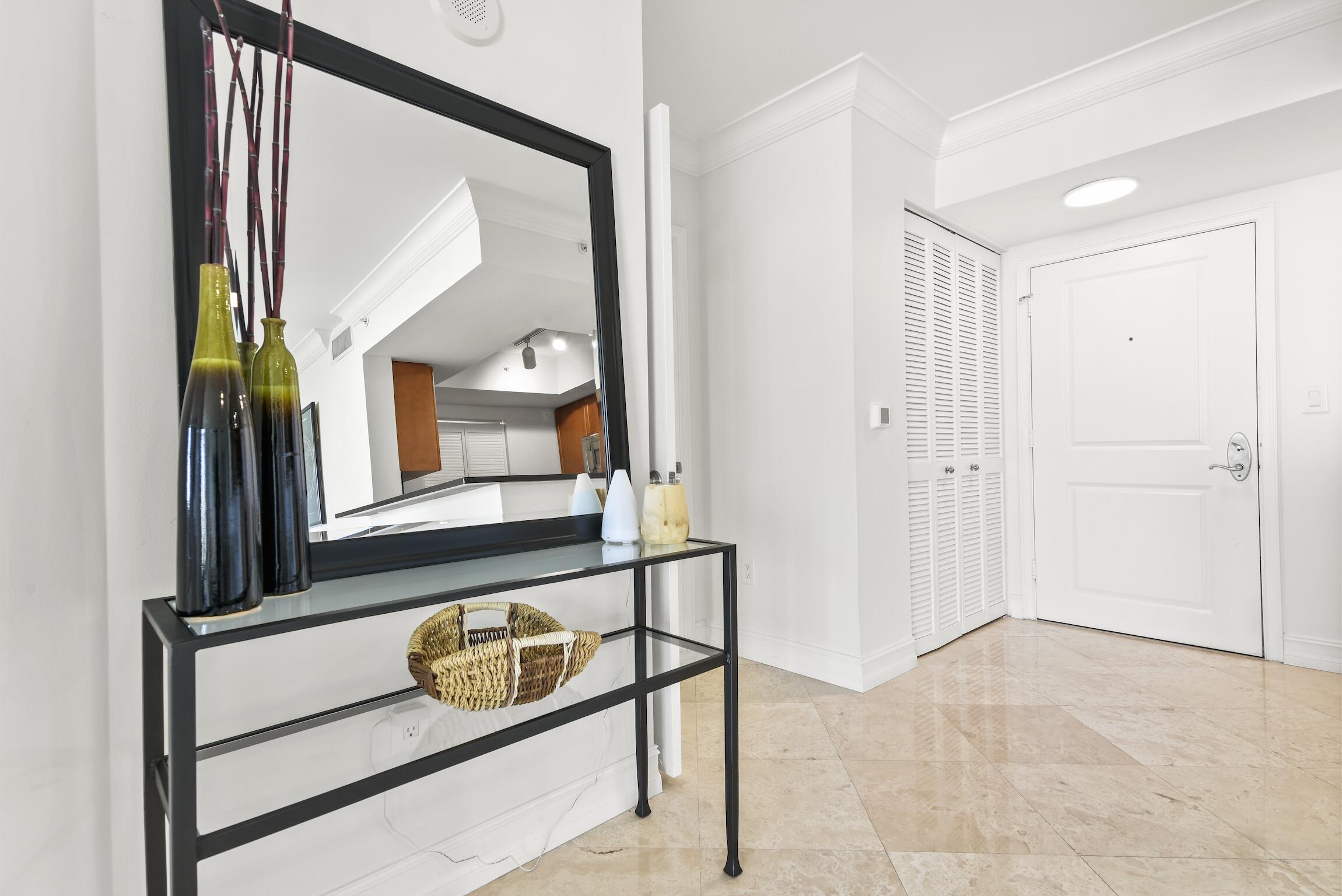 99 Southeast Mizner Boulevard, Unit 813 Boca Raton, FL 33432 - Photo 23 of 43 Entrance