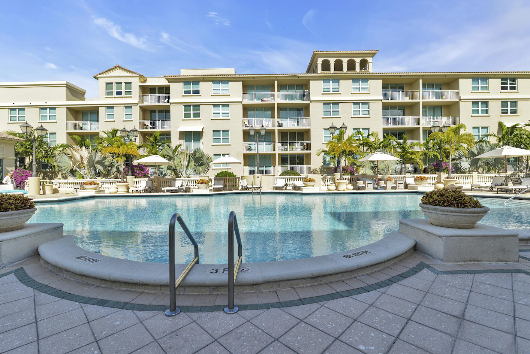 99 Southeast Mizner Boulevard, Unit 813 Boca Raton, FL 33432 - Photo 29 of 43 POOL AREA