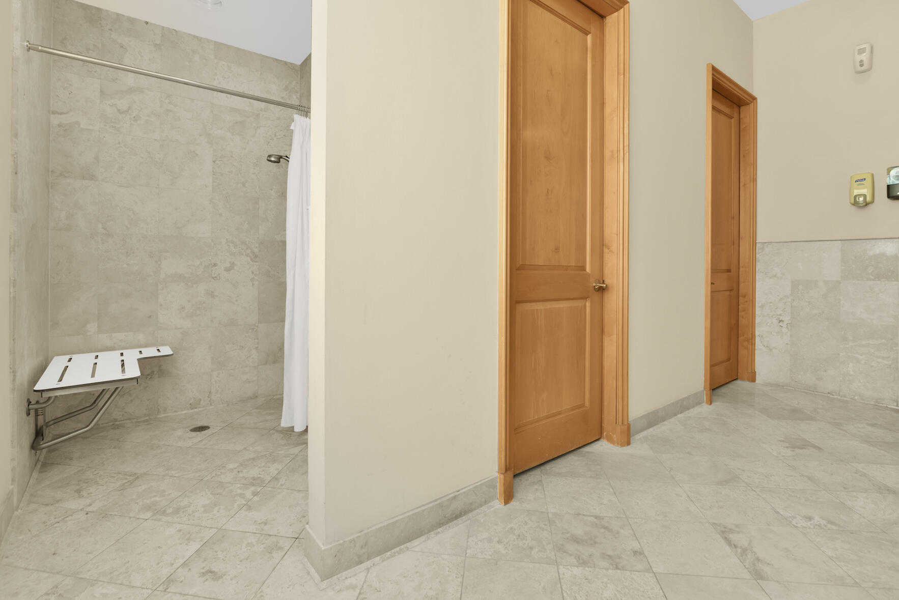 99 Southeast Mizner Boulevard, Unit 813 Boca Raton, FL 33432 - Photo 43 of 43 LOCKER ROOMS