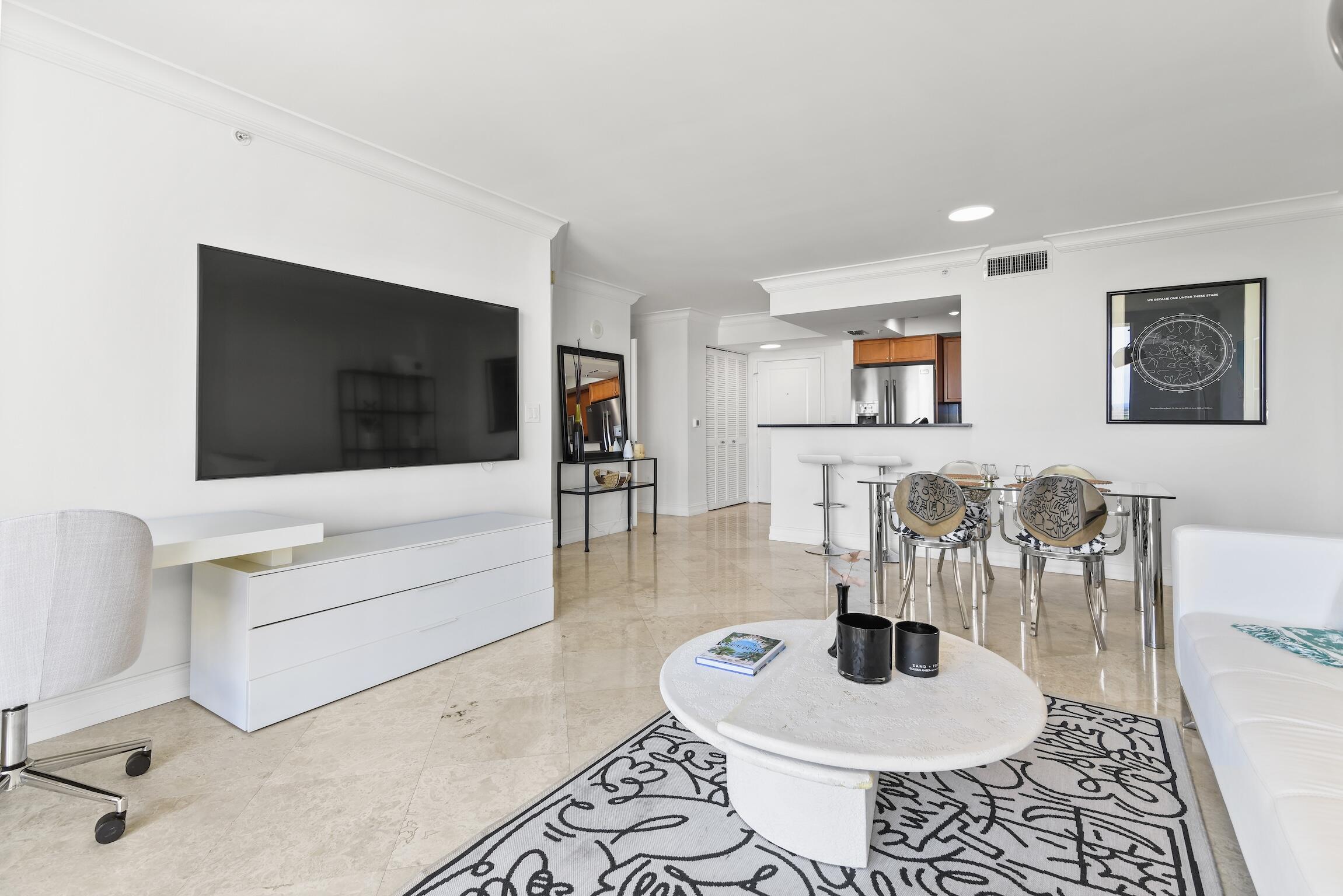 99 Southeast Mizner Boulevard, Unit 813 Boca Raton, FL 33432 - Photo 10 of 43 Living Room