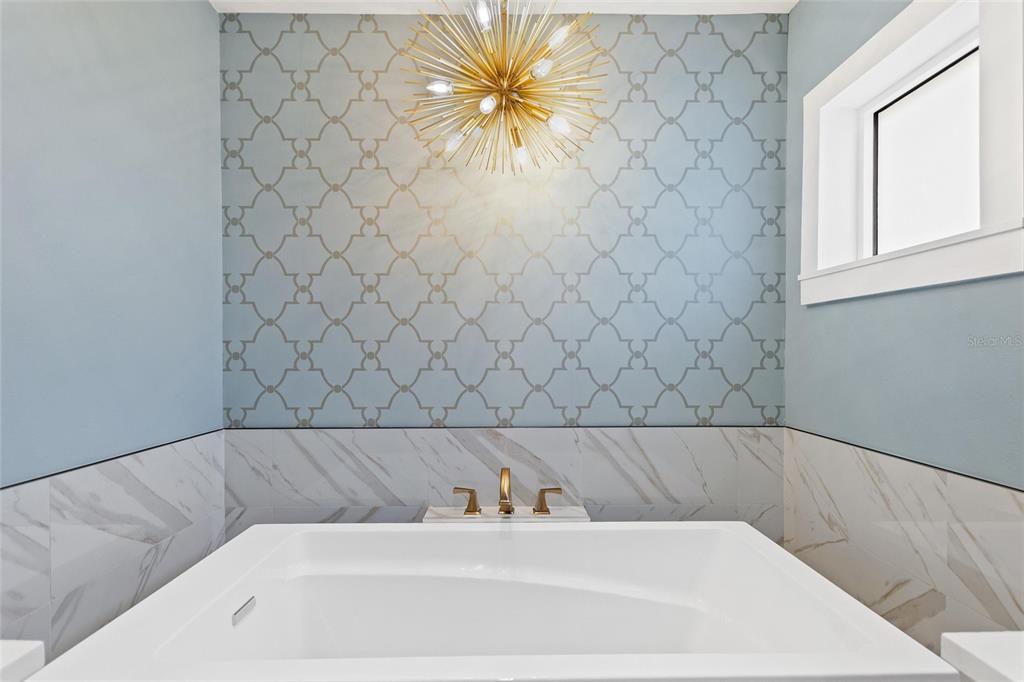 640 Arjay Way Winter Park, FL 32789 - Photo 28 of 46 a bathroom with a bathtub