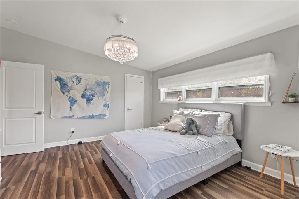 640 Arjay Way Winter Park, FL 32789 - Photo 40 of 46 a bedroom with a large bed and a window