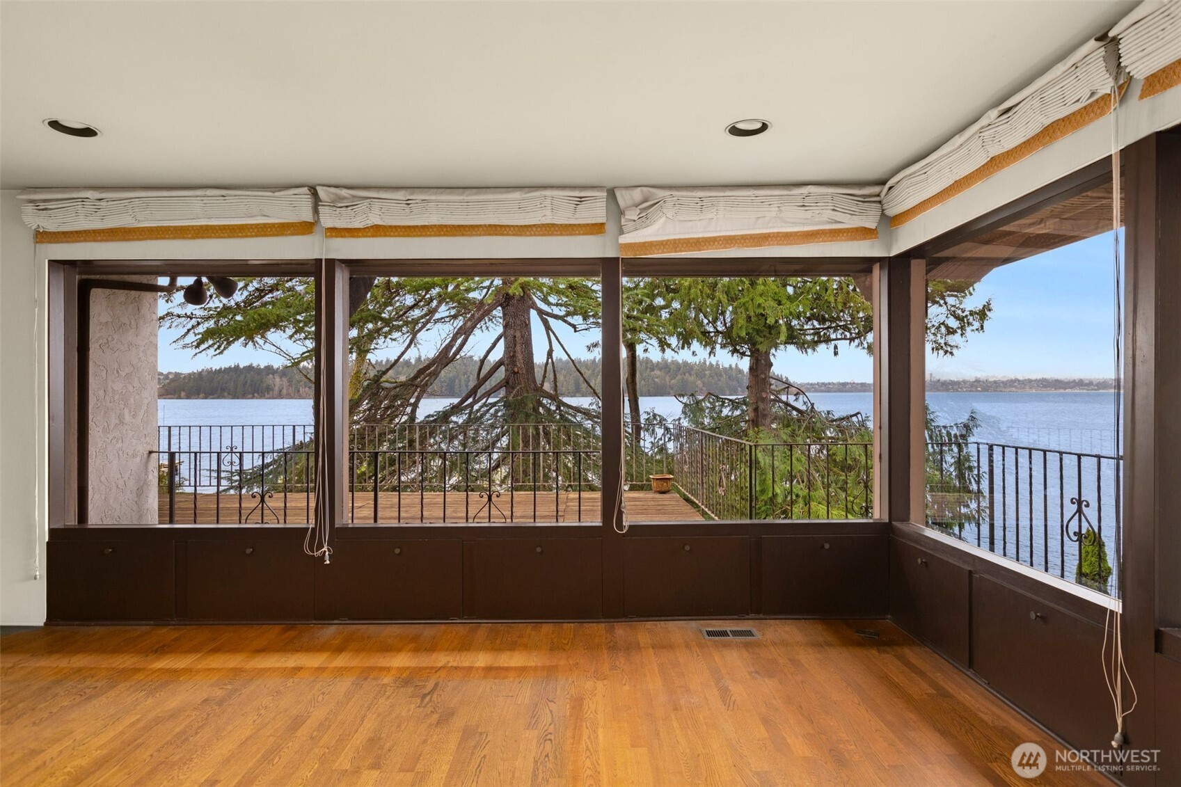 5265 West Mercer Way Mercer Island, WA 98040 - Photo 21 of 40