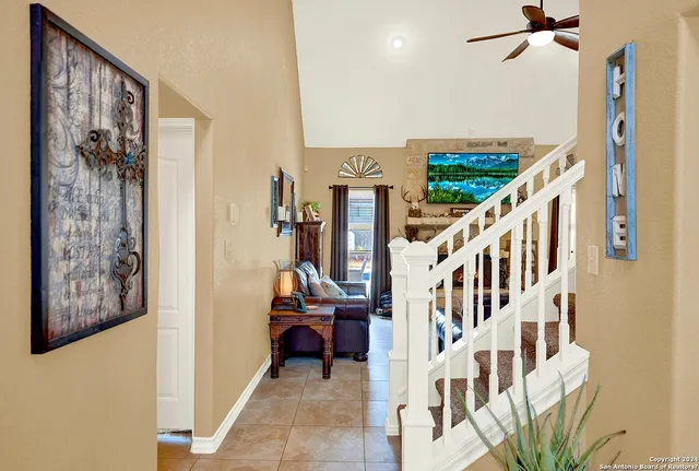 a view of an entryway with a livingroom