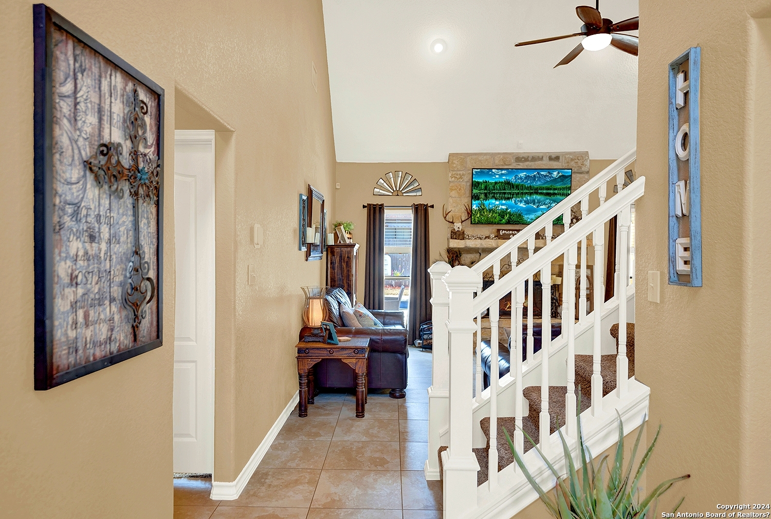 109 Park Way Poth, TX 78147 - Photo 12 of 35 a view of an entryway with a livingroom