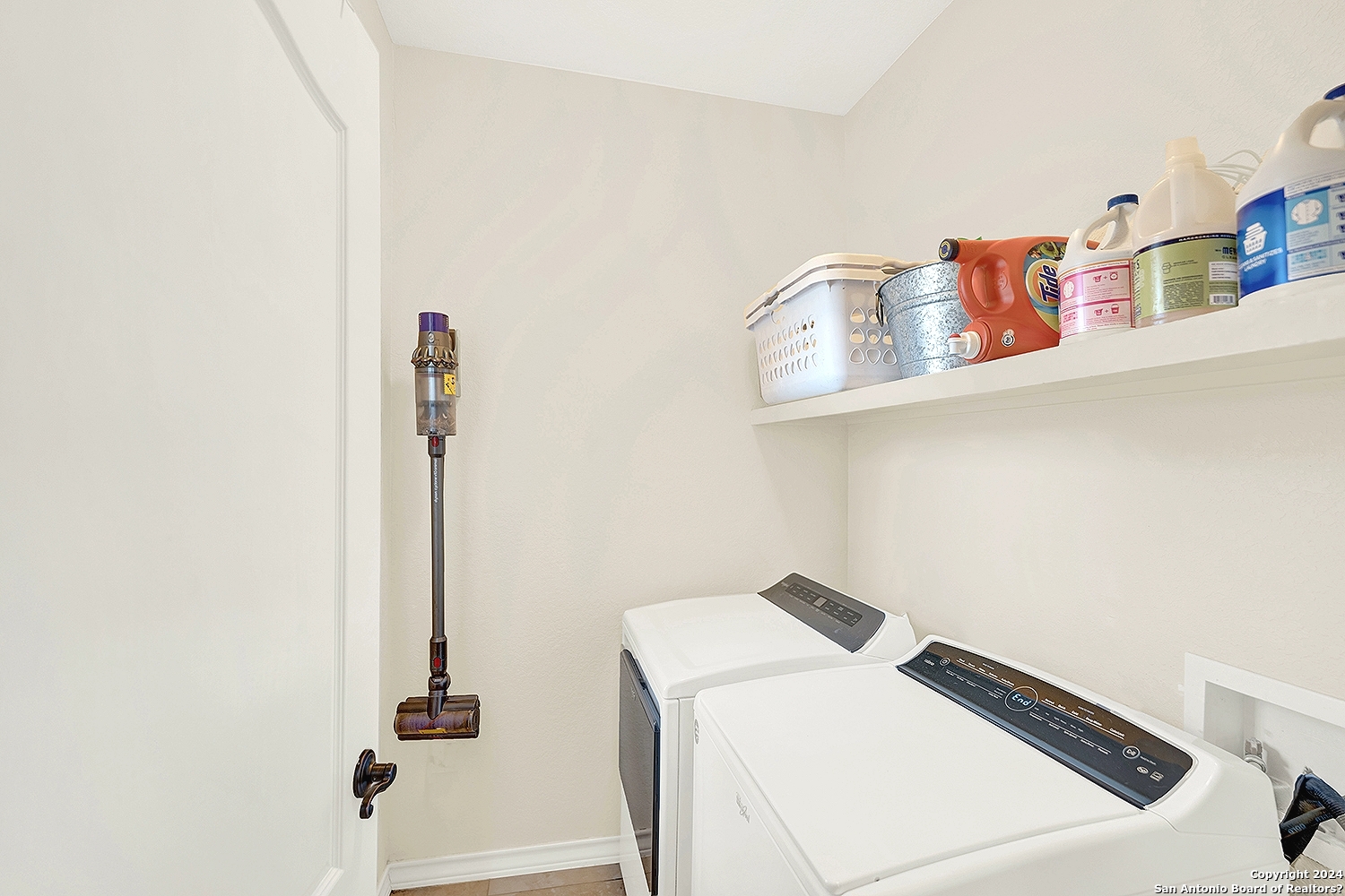 109 Park Way Poth, TX 78147 - Photo 19 of 35 a utility room with dryer and washer